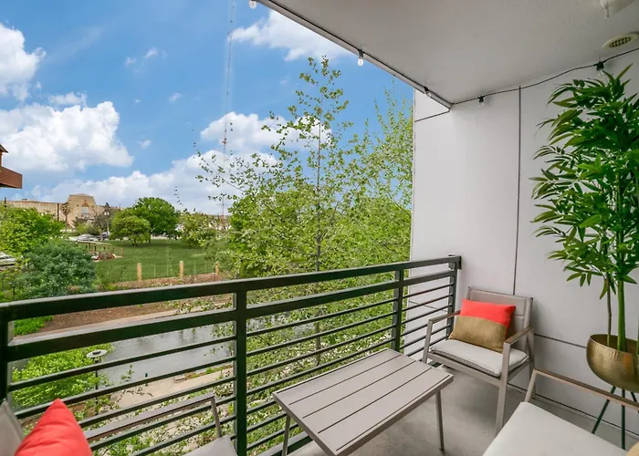 Downtown Apartment With Riverwalk Views Free Parking Pet Friendly Centrally Located On The Riverwalk
