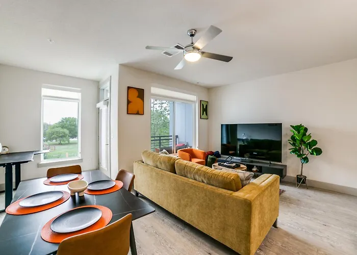 Downtown Apartment With Riverwalk Views Free Parking Pet Friendly Centrally Located On The Riverwalk