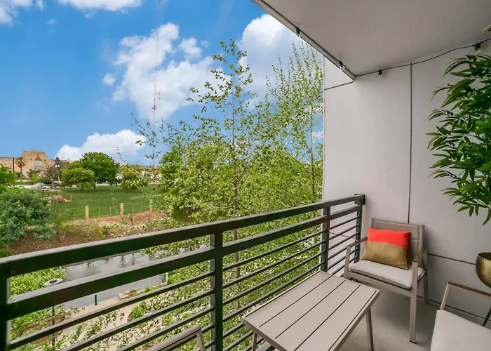 Downtown Apartment With Riverwalk Views Free Parking Pet Friendly Centrally Located On The Riverwalk