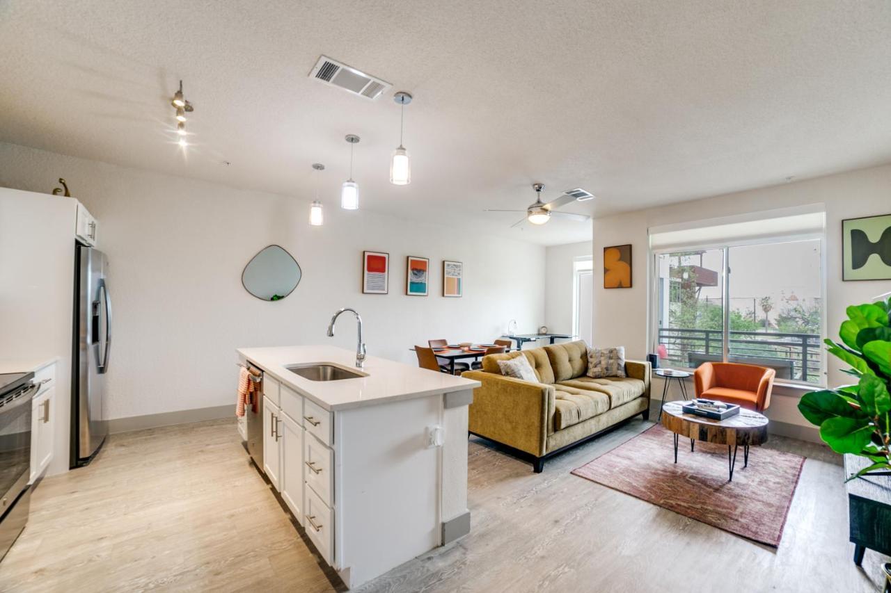 Downtown With Riverwalk Views Free Parking Pet Friendly Centrally Located On The Riverwalk
