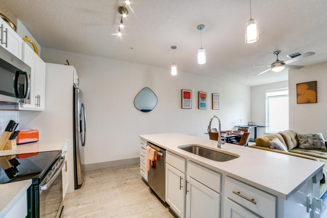 Downtown With Riverwalk Views Free Parking Pet Friendly Centrally Located On The Riverwalk *