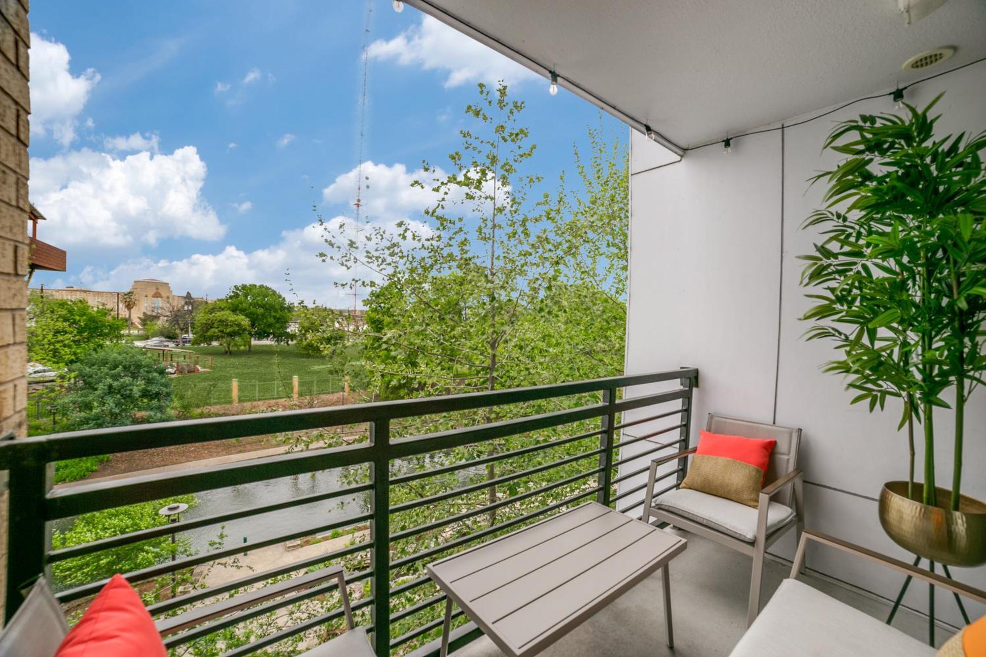 Downtown With Riverwalk Views Free Parking Pet Friendly Centrally Located On The Riverwalk San Antonio