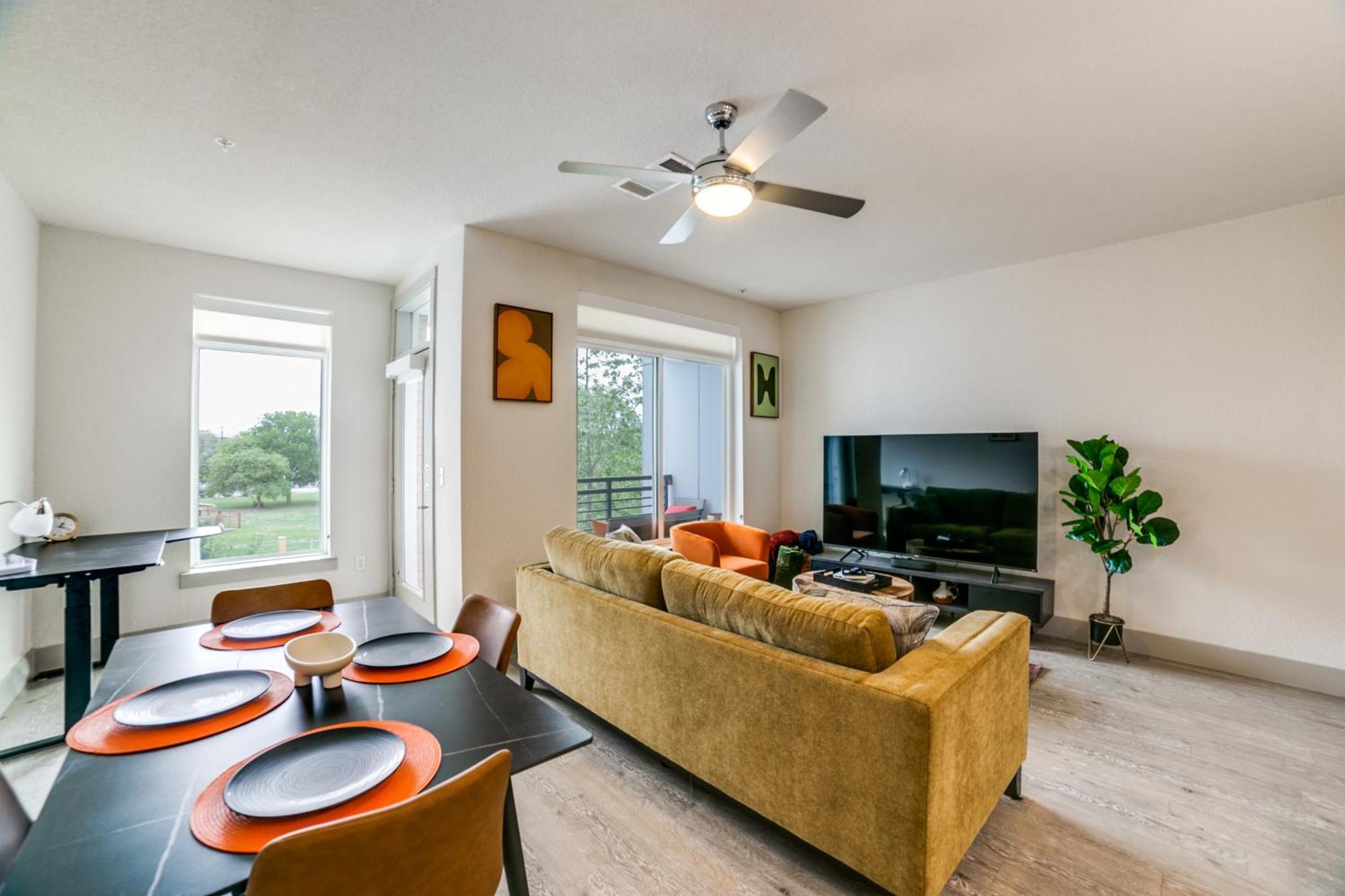 Downtown With Riverwalk Views Free Parking Pet Friendly Centrally Located On The Riverwalk *