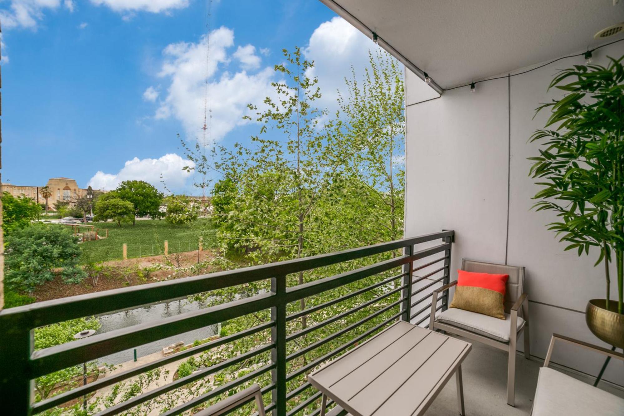 Downtown With Riverwalk Views Free Parking Pet Friendly Centrally Located On The Riverwalk Apartment San Antonio